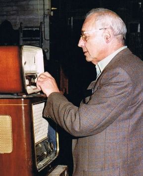 Piet Andriessen met radios in het atelier